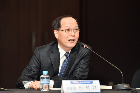 KOTRA는 고용노동부, 한국산업인력공단과 함께 16일부터 이틀간 서울 양재동 더케이호텔에서 케이무브 유관기관 통합 워크숍을 개최한다. 신석기 KOTRA 중소기업지원본부장이 인사말을 하고 있다. <KOTRA 제공>